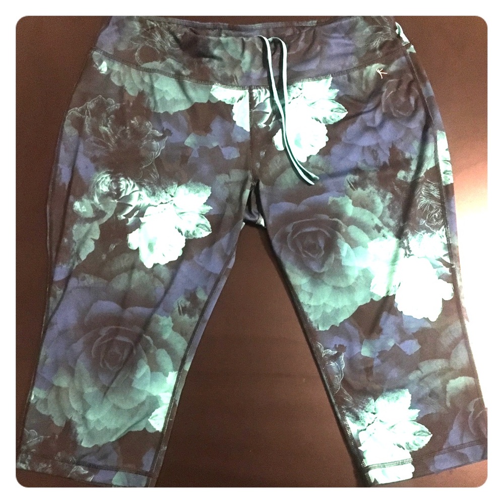 🌸 Beautiful plus size floral capri pants 🌸
